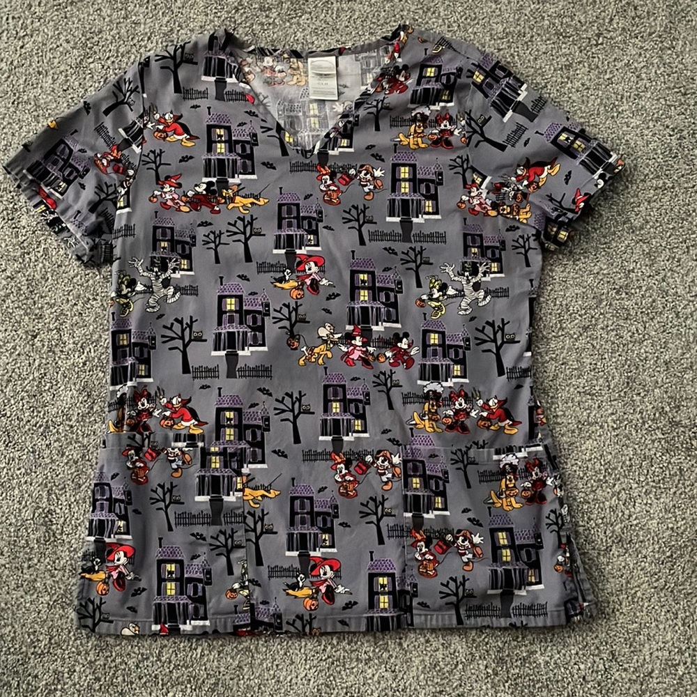 Disney 2 pocket woman’s scrub top